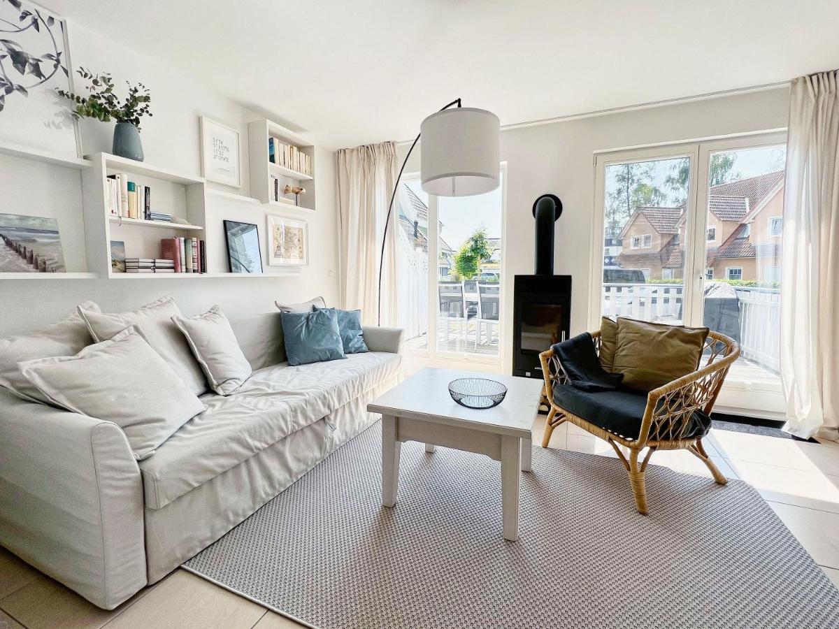 strandnahes, modernes Haus mit Kamin und Terrasse - Ferienhaus Küstenwind - B&B Breege