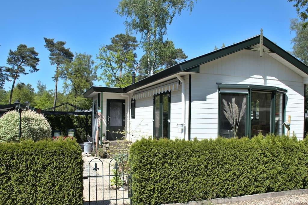 B&B Hoenderloo - Lekker boshuisje op de Veluwe met zonnige tuin - Bed and Breakfast Hoenderloo