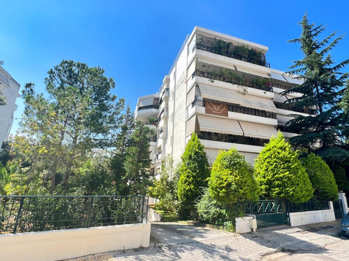 Cozy fairytal garden apartment, Family Friendly, Free parking, 15 Min to Airport - Chambres d'hôtes Athènes