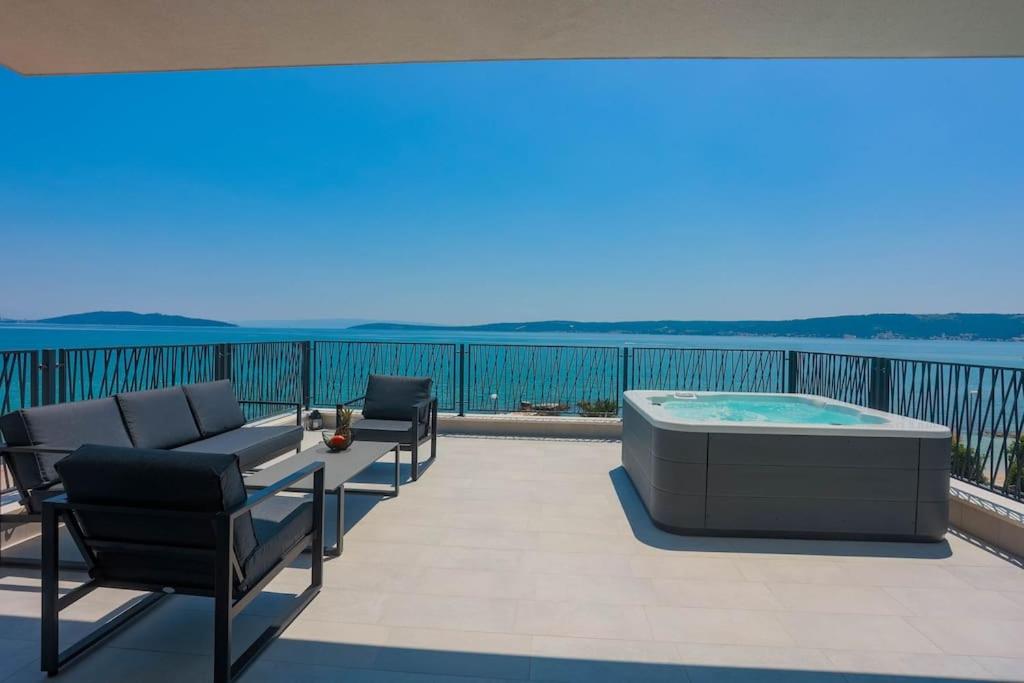 Beachfront Villa Sol&Mar with heated pool and jacuzzi - Chambres d’hôtes