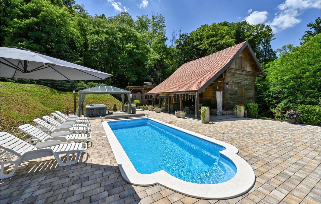 B&B Veliko Trgovišće - Stunning Home In Veliko Trgovisce With Outdoor Swimming Pool, Jacuzzi And Heated Swimming Pool - Bed and Breakfast Veliko Trgovišće