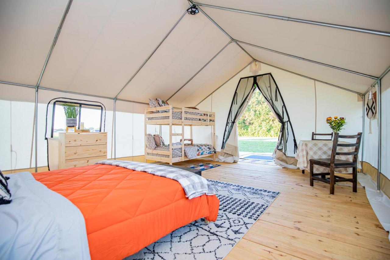 B&B Cassville - Yellowstone Glamping Tent - Bed and Breakfast Cassville