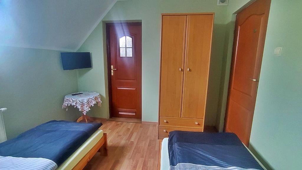 Kleine Tweepersoonskamer met 2 Aparte Bedden