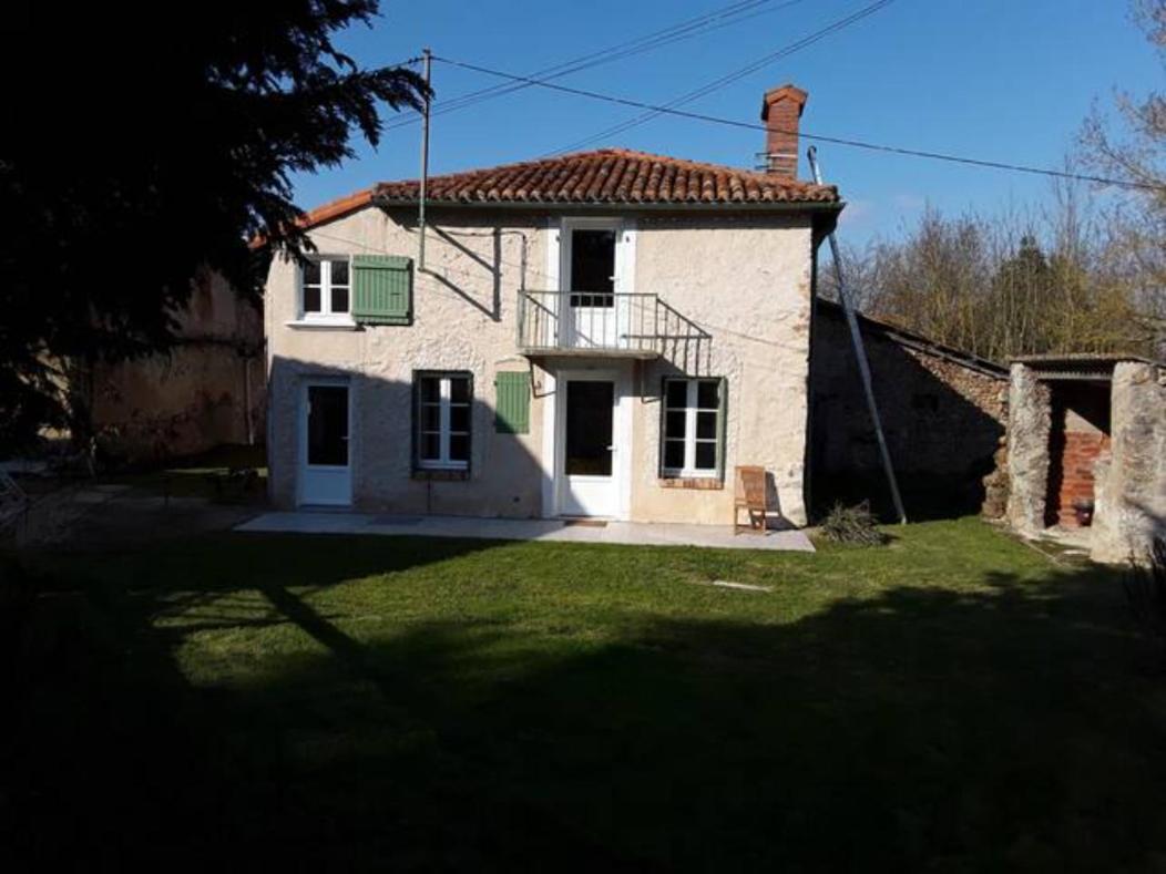 Maison sur les bords de Vienne. - B&B Queaux