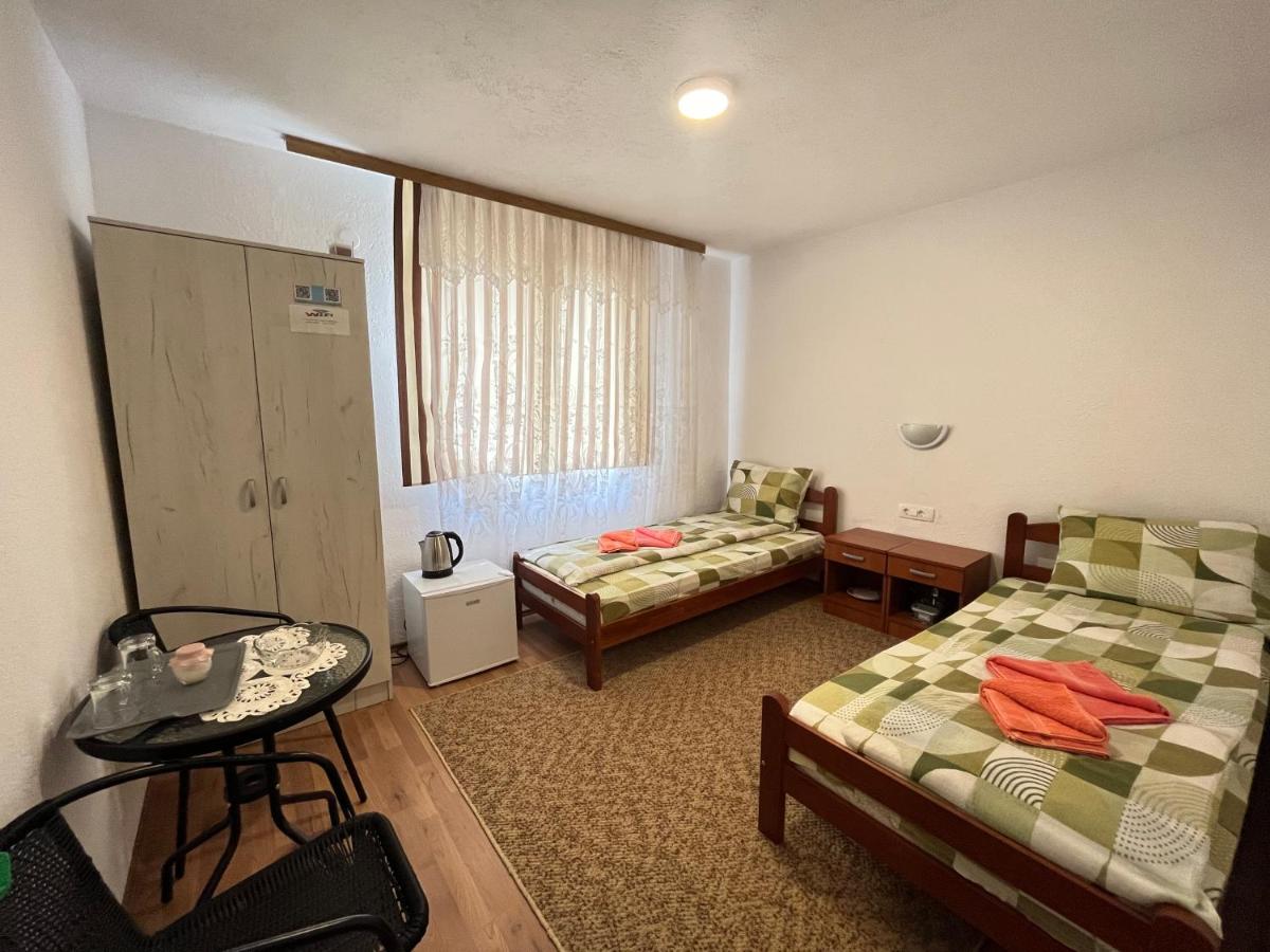 Tweepersoonskamer met 2 Aparte Bedden en Gedeelde Badkamer