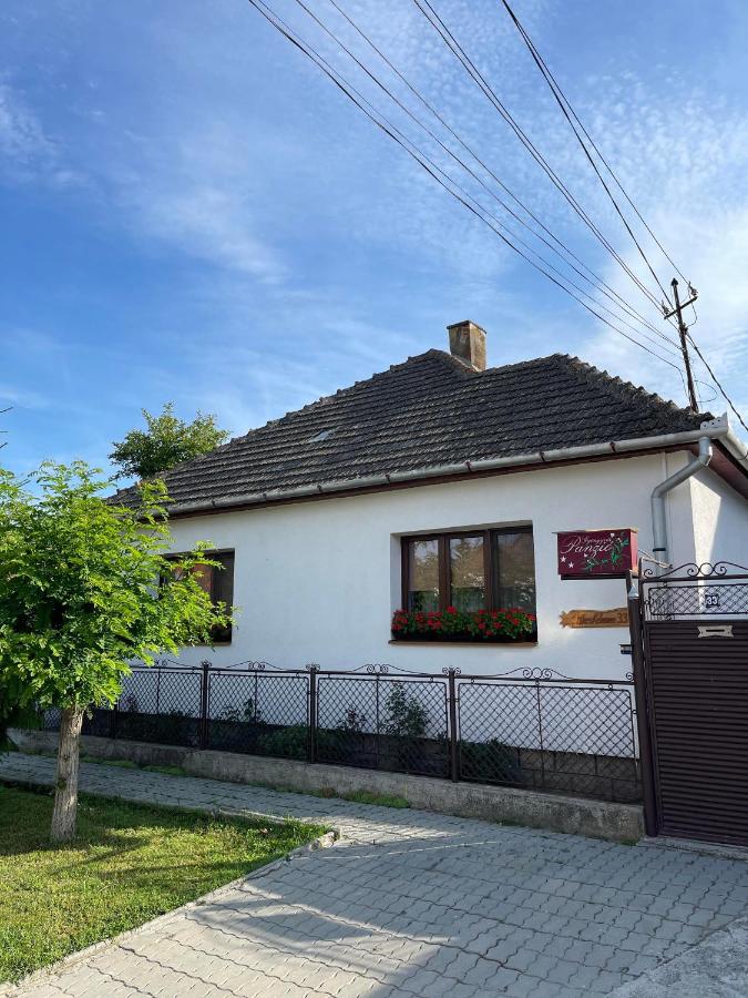 Gyongyver Panzio - Bed and Breakfast
