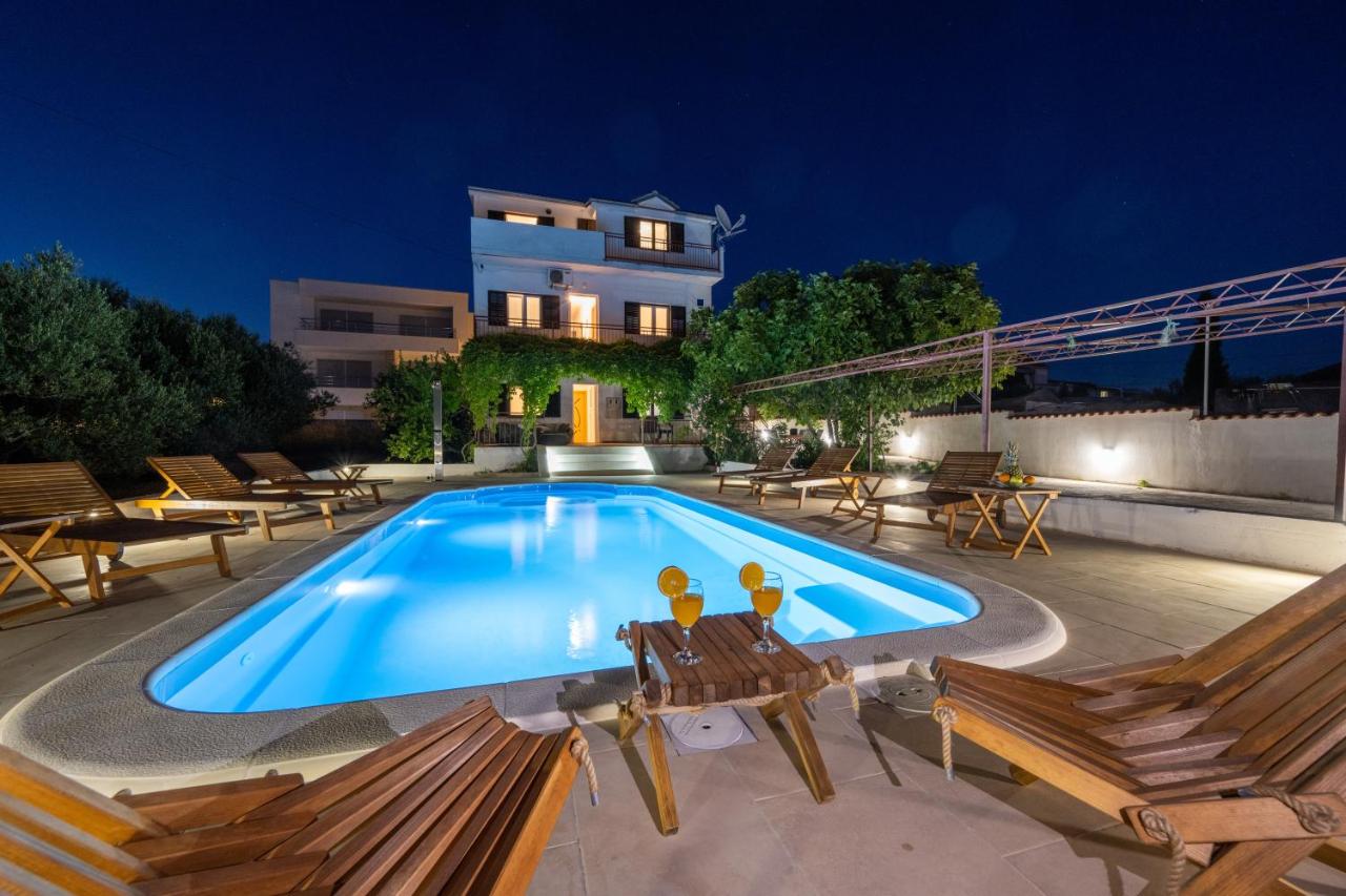 Villa Marija- Apartments with shared pool just 100m from beach - Ferienwohnung Pirovac