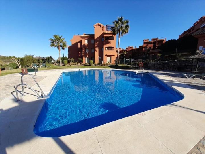 Apartamento de dos dormitorios y un baño con piscinas y jardines cercano a la playa - B&B Estepona