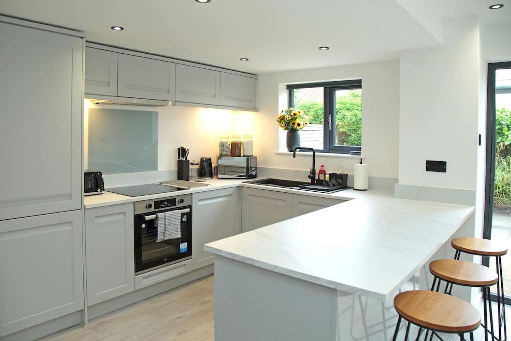 B&B Macclesfield - Modern Luxury 4 Bed House in the Heart of Macclesfield - Bed and Breakfast Macclesfield