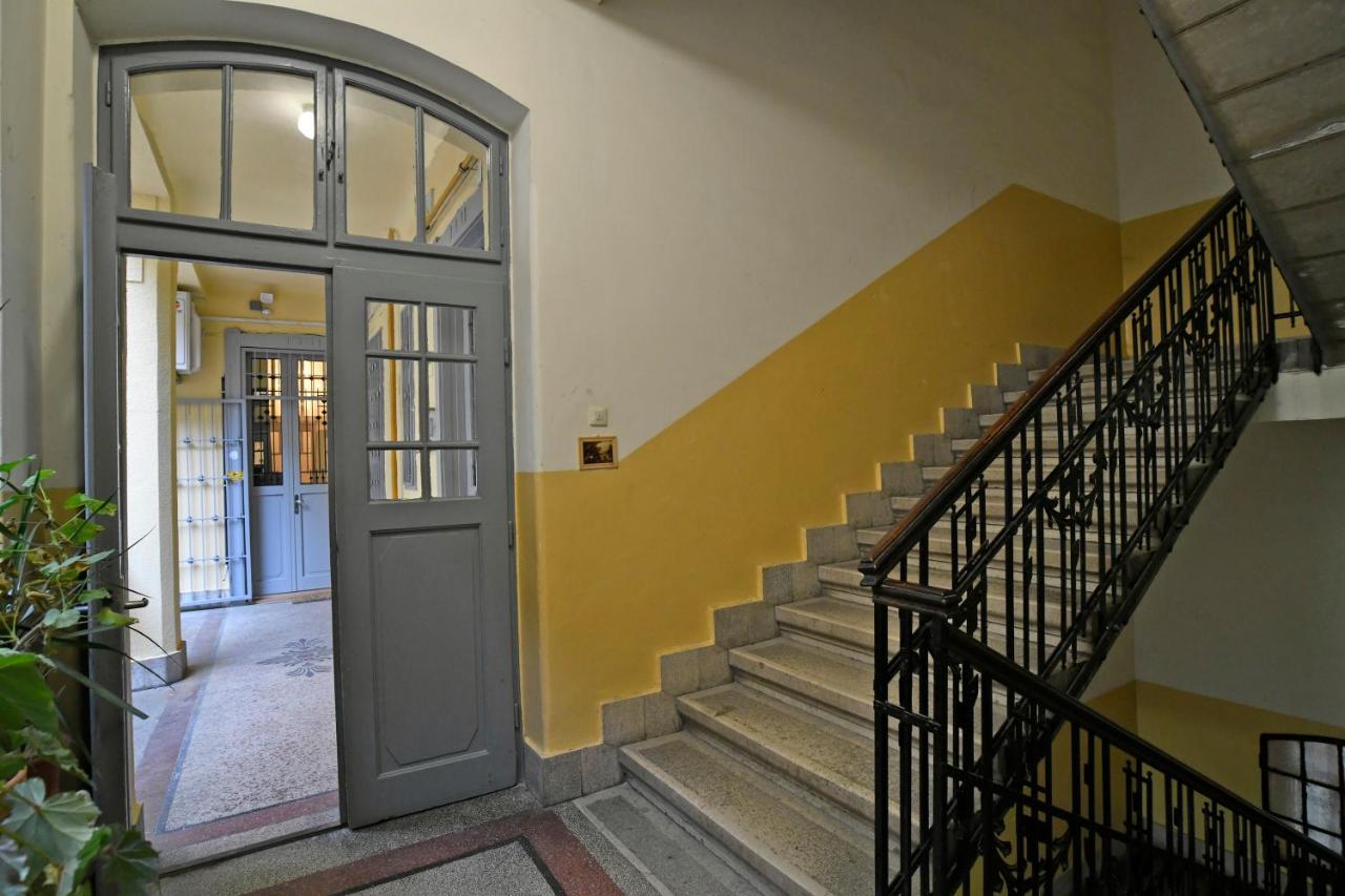 LuxuryFlat near centre on118 sqm, 3BR,2BTH,8bed,AC - B&B Budapest