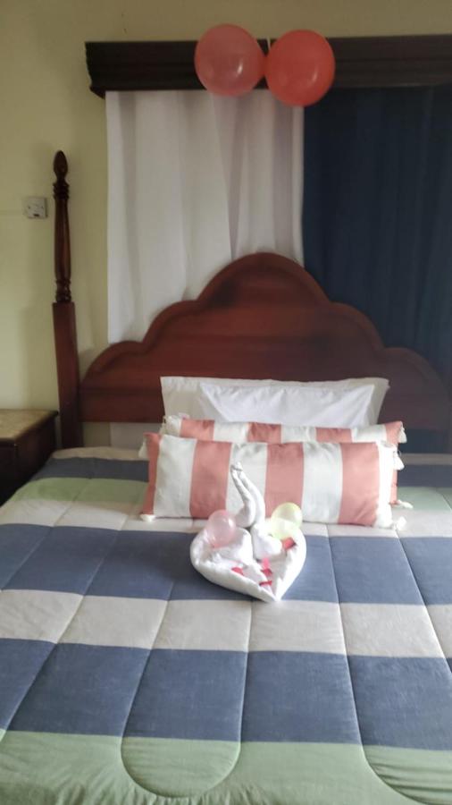 Habitación con cama grande y vistas al mar