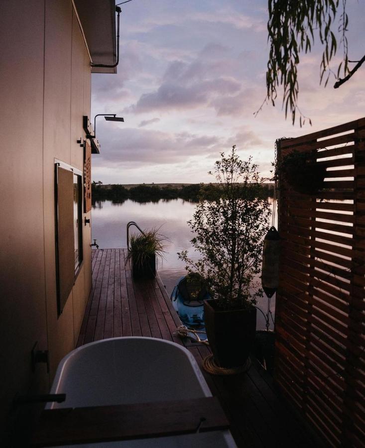 Ark-imedes - Unique float home on the Murray River - B&B