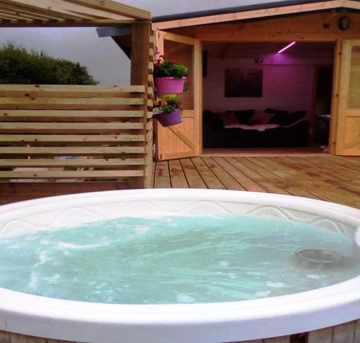 B&B Bude - Ivy Rose Cabin with private hot tub - Bed and Breakfast Bude