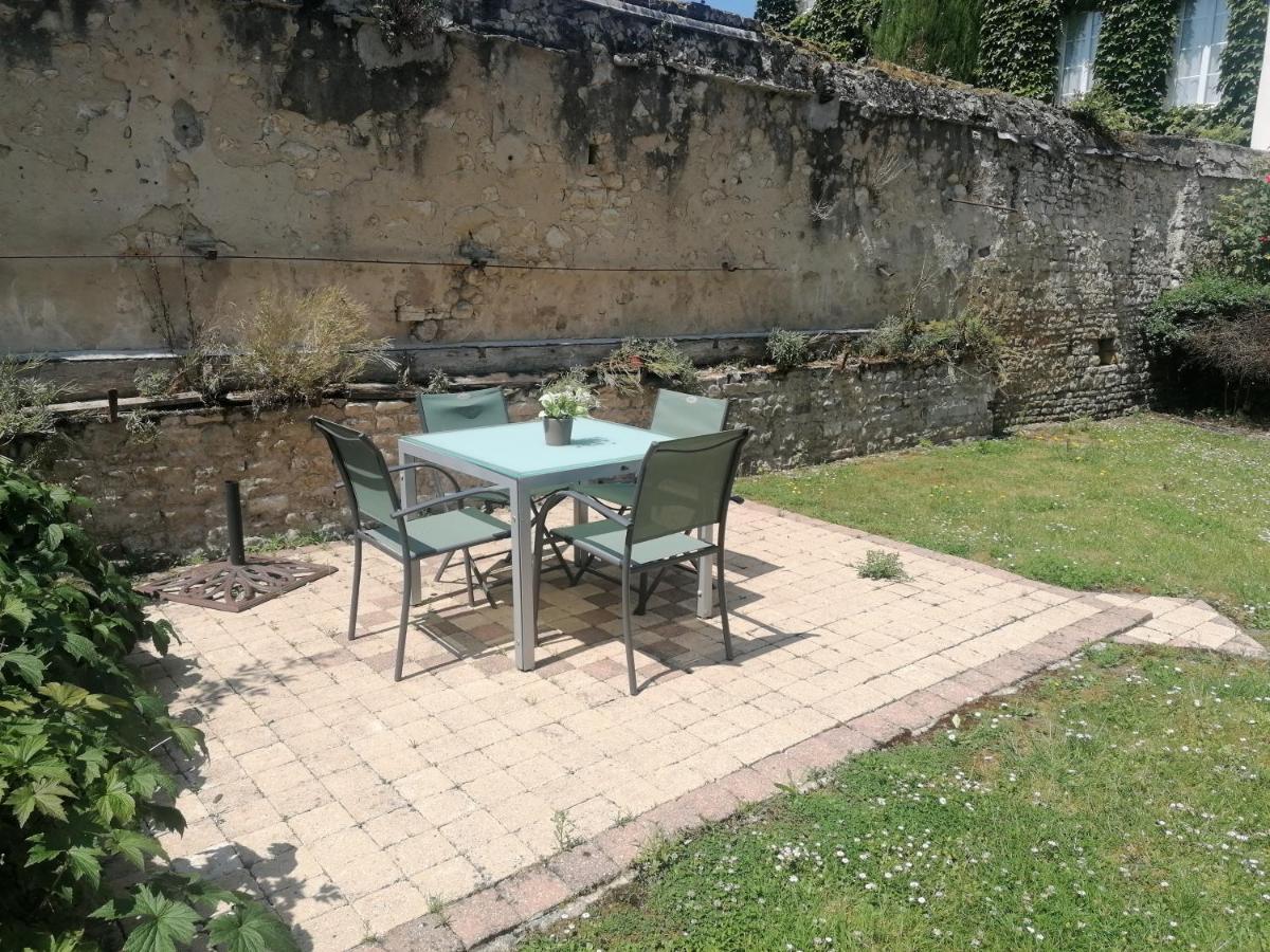 Deauville Duplex 1er étage dans résidence centre Bayeux jardin aménagé commun proche des plages du débarquement- parking gratuit à proximité - Bed and Breakfast Bayeux