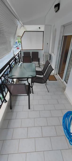 Sunny Apartment in Paralia - B&B