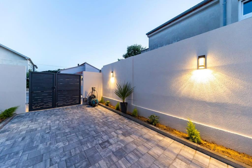 Modern apartment Korina with private jacuzzi - Bed and Breakfast Zadar