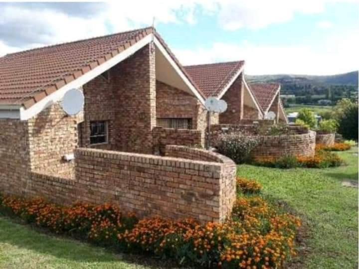 B&B Clarens - de Klerens Gems Topaz Self Catering Studio - Bed and Breakfast Clarens