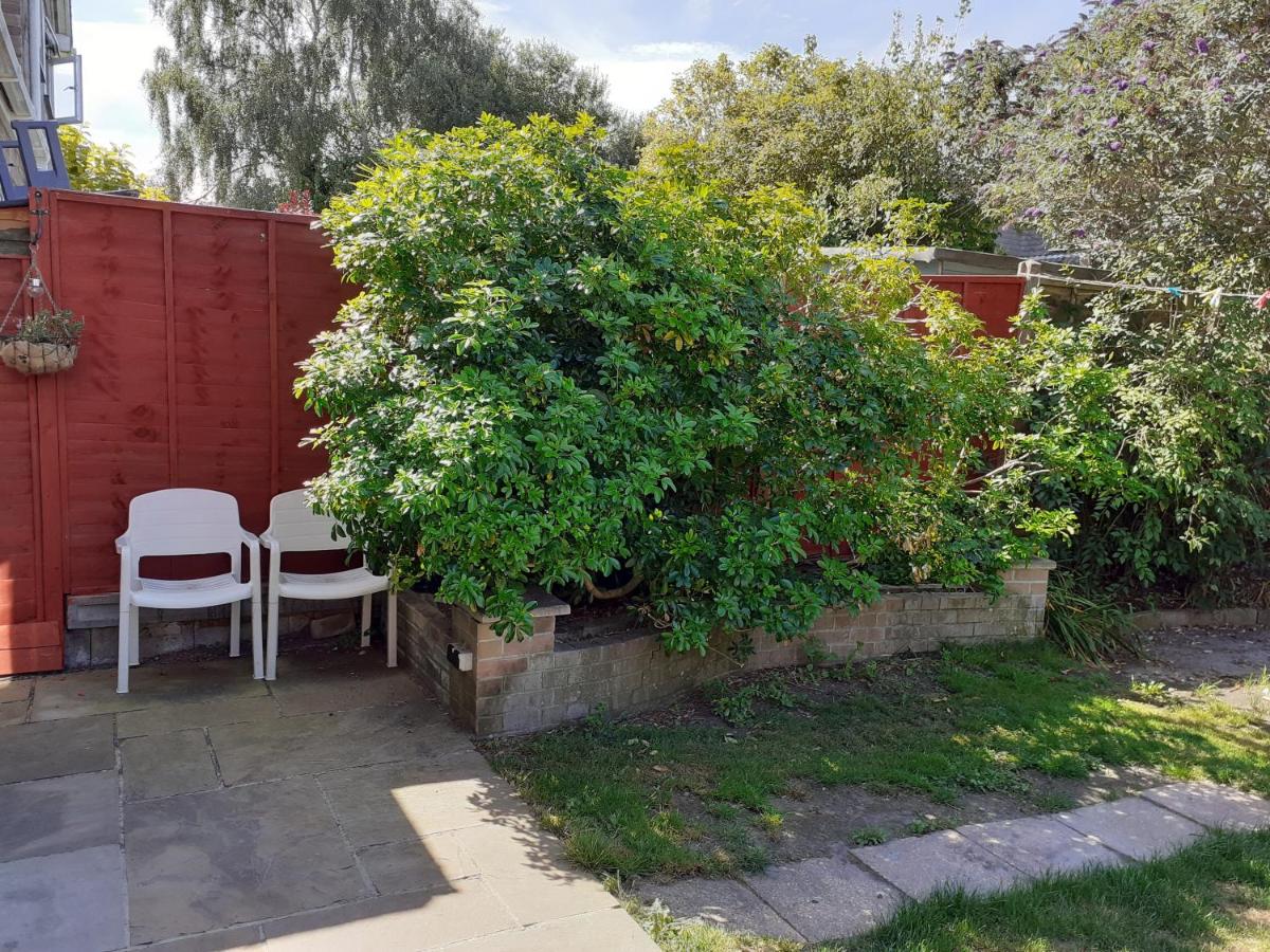 Home from home Single or double room Netflix or Virgin TV Wifi & free parking - B&B