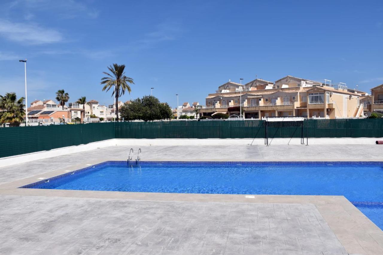 Casa Alex Torrevieja- Holiday House - con piscina comunitaria - Bed and Breakfast