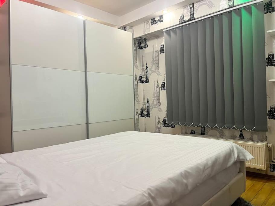 Charming apartment/king size bed - B&B Bucarest
