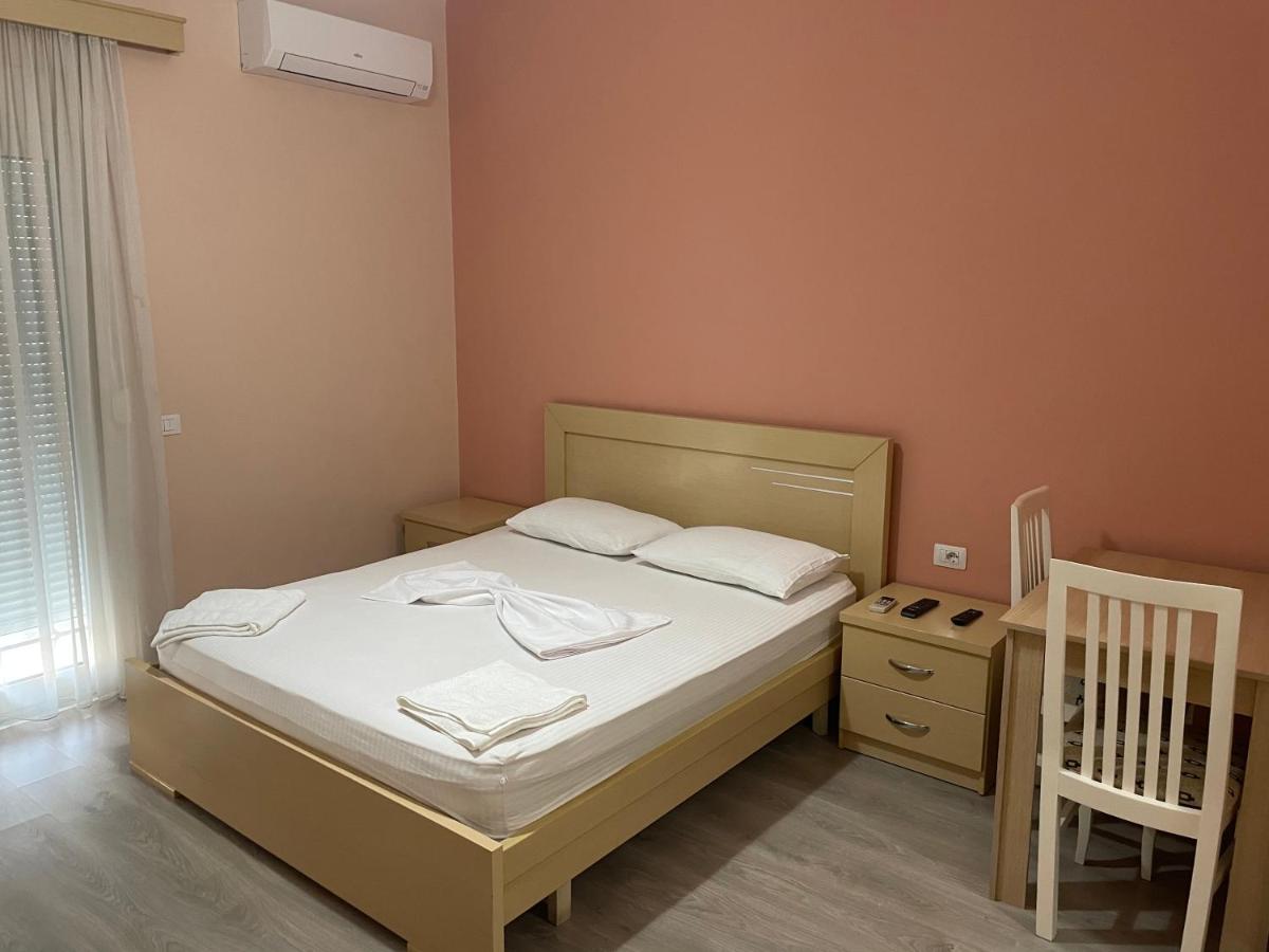 Dreibettzimmer mit Gartenblick