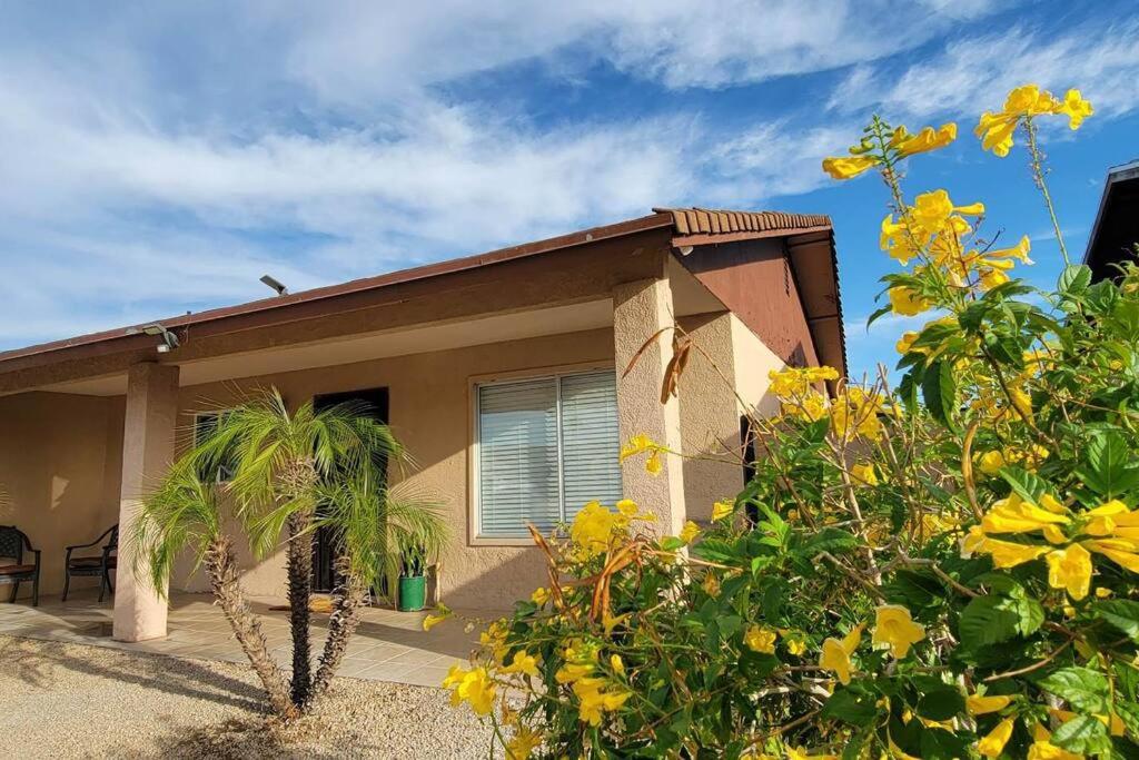 Casa Sunrise, Large Home, Minutes from Airport, YRMC, Mexico Borders - B&B
