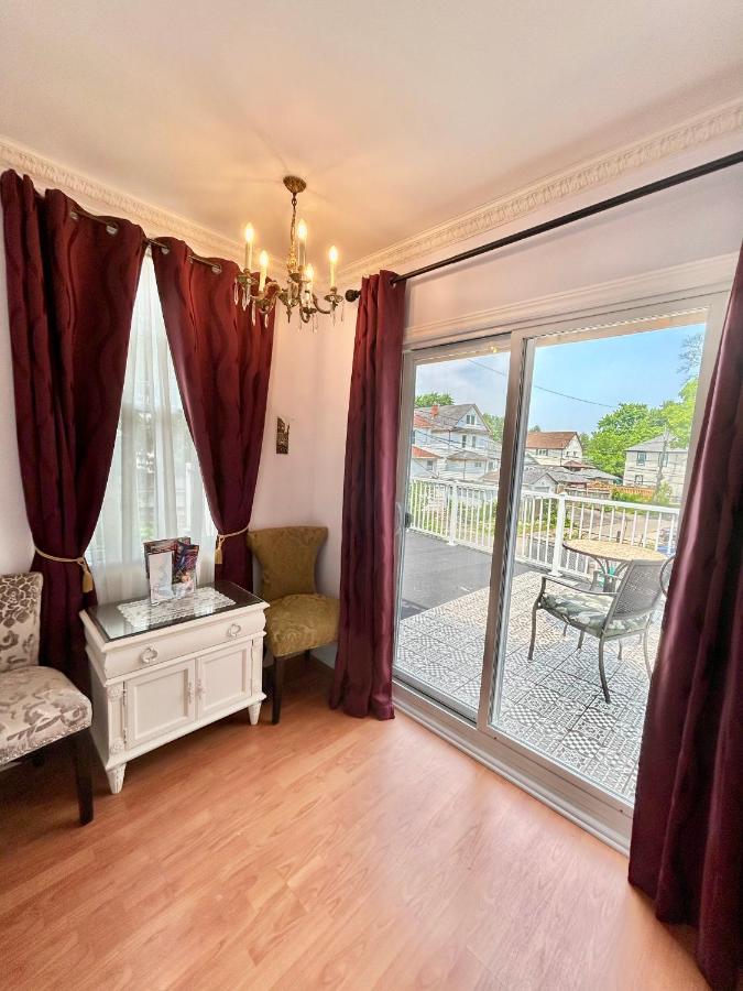 Habitación con cama grande y balcón