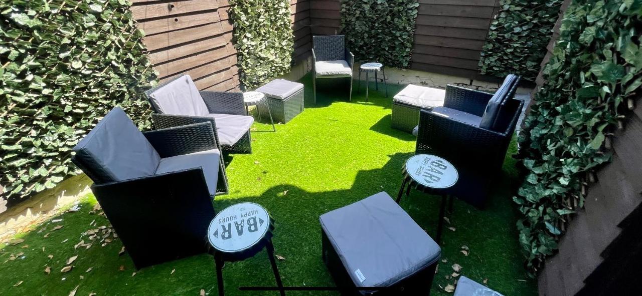 4 bed 4 bath House with Free Parking, 5 Mins to LFC and 15 Mins to City Centre - Chambres d'hôtes Liverpool
