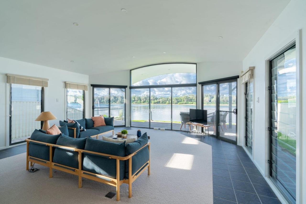 Absolute waterfront beach house - Bed and Breakfast