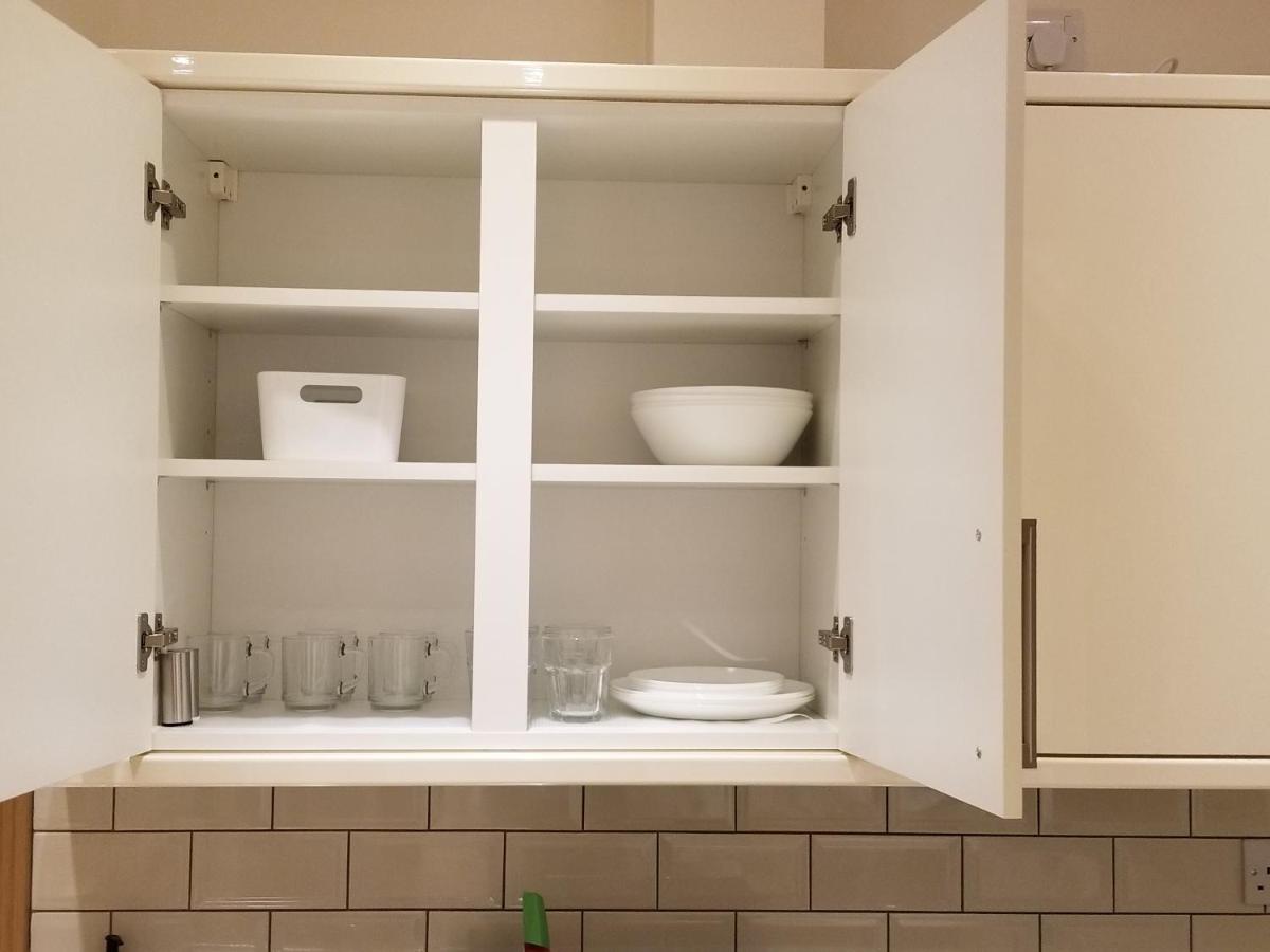 London Luxury Apartment 4 Bedroom Sleeps 12 people with 4 Bathrooms 1 Min walk from Station - Chambres d'hôtes Wanstead