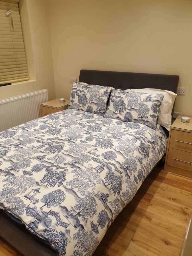 London Luxury Apartments 3 Bedroom Sleeps 8 with 3 Bathrooms 5 mins Walk to tube station free parking - Bed and Breakfast
