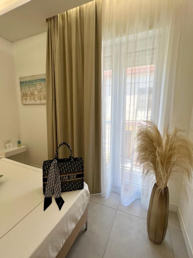 Zimmer mit Kingsize-Bett und Balkon