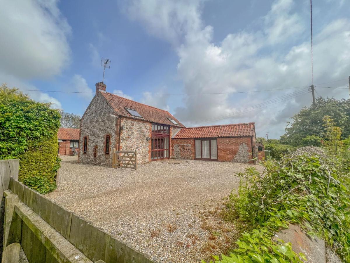 Meadow Barn - stunning Norfolk holiday home sleeping 8 - under 3 miles to the coast - Bed and Breakfast