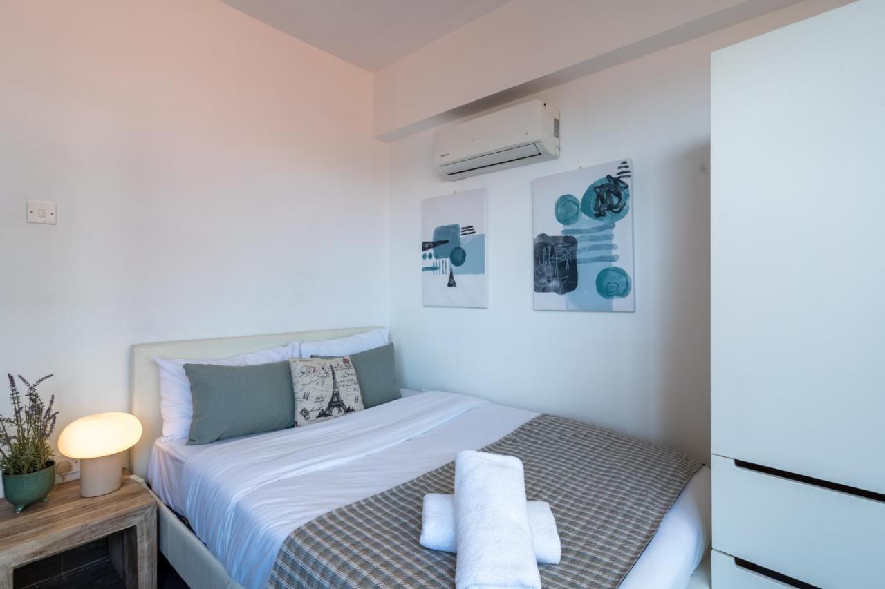 Burst Studio W/ Balcony in Larnaca - B&B