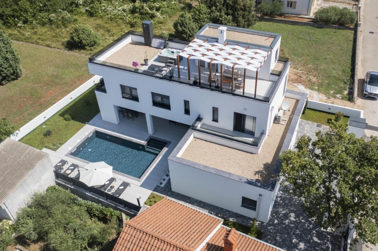 CROWONDER Mila Prestige Villa with Heated Swimming Pool, Jacuzzi and Sauna - B&B Zaton
