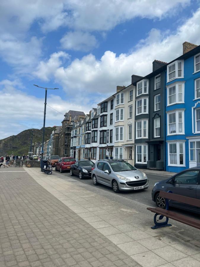 New central seafront apartment- stunning sea views - Bed and Breakfast