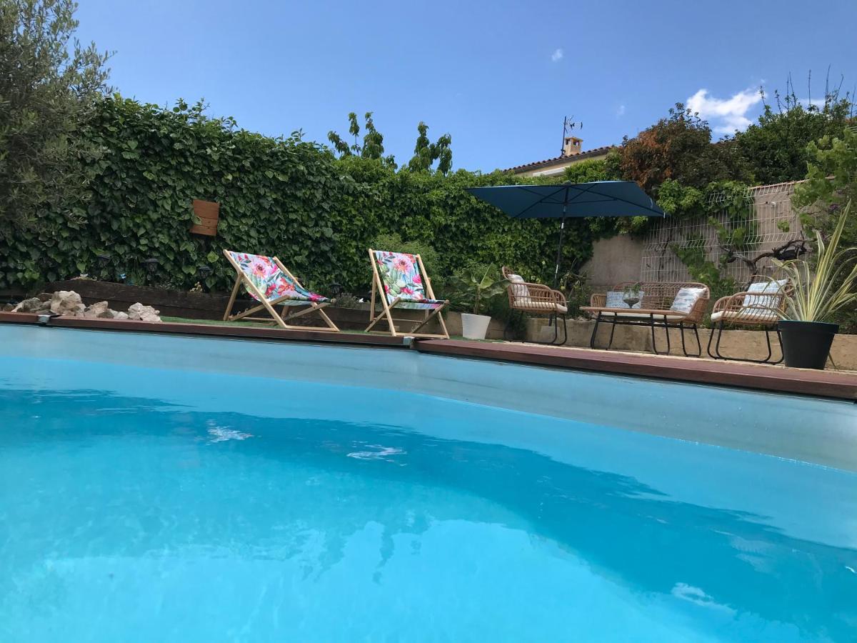 B&B Correns - Villa Cléa, belle propriété provençale, jardin, piscine, au calme - Bed and Breakfast Correns