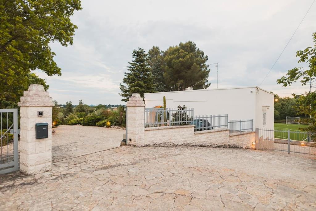 HOME 21 - Villa con piscina al sale 4x4 riscaldata, Campo da Calcio - 2 minuti da Locorotondo - B&B