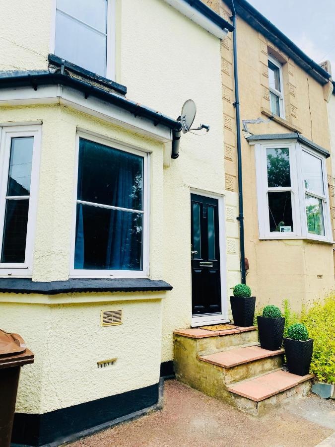Medway Getaway - 3 Bed Home with Luxury Bathroom - Chambres d’hôtes