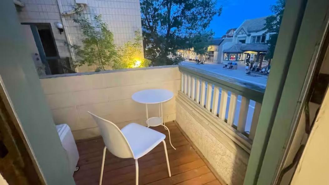 Unit #201 Cozy Mountain View 1BR in DT - B&B