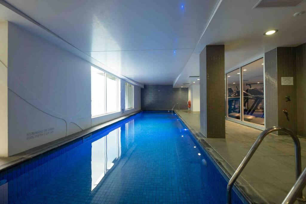 City apartment, pool & carpark - Ferienwohnung