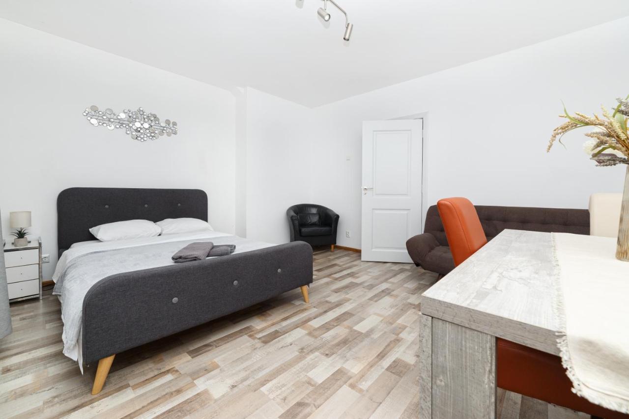 Color Apartments Street Blanari 12 - B&B