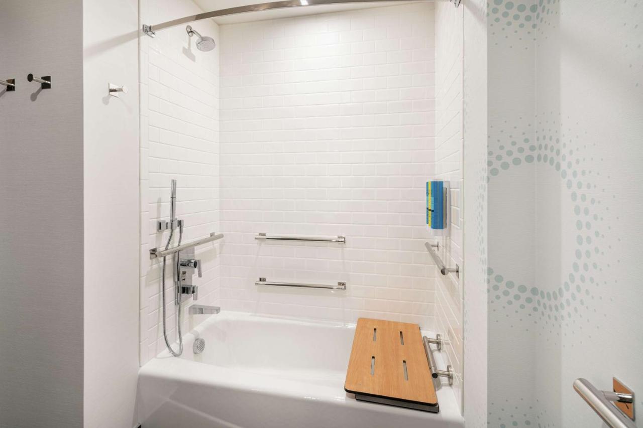 King Room with Bath Tub - Mobility and Hearing Access