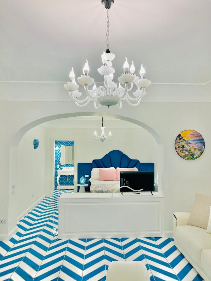 Deluxe Suite with Side Sea View