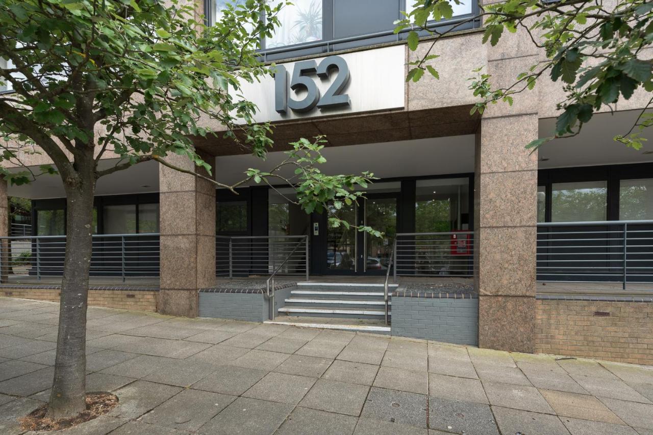 Deluxe 2 bed, 2 bathroom Milton Keynes apartment within walking distance to train station and City centre. - Chambres d'hôtes Milton Keynes