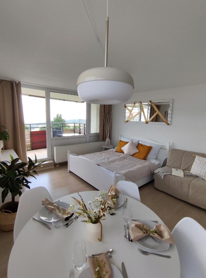 Pools, Sauna und Balkon mit Panoramablick - Bed and Breakfast