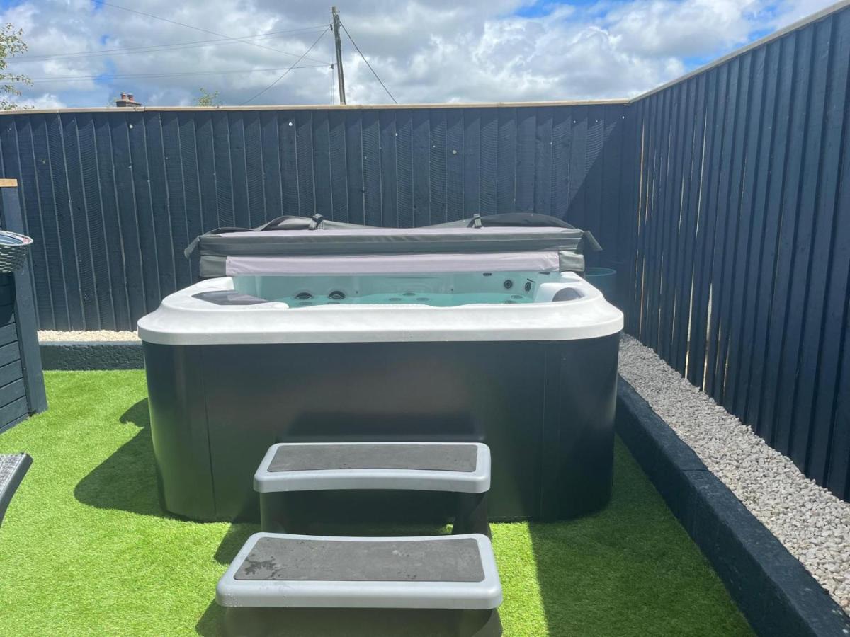 Number 1 Longstone Court - Bed and Breakfast