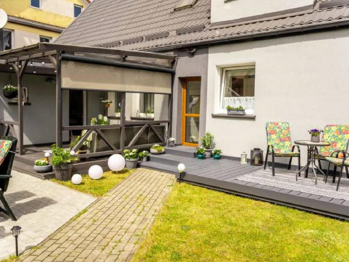 U Ewy! Pokoje gościnne z darmowym parkingiem! Duże ogrodzone podwórko! Centrum Ustki! Blisko Plaży! - B&B Ustka