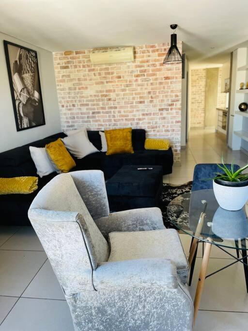 B&B Windhoek - One bedroom flat in Wild Olive apartments - Bed and Breakfast Windhoek