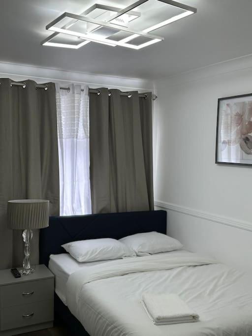 Spacious 4 bedroom house - B&B